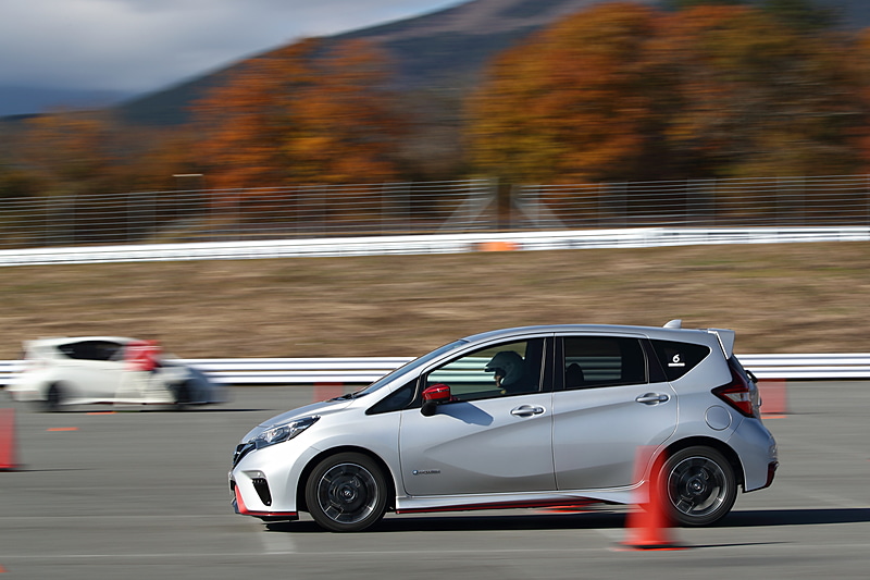 ブレーキを強く踏み込むのも思い切りが必要。ABSが効いているのかは車内にいても分かる