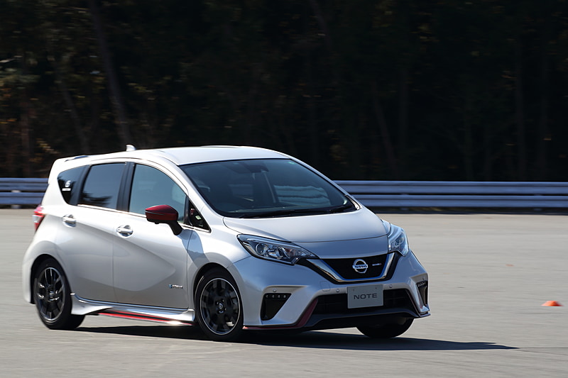 アンダーステアが出ているような気はするのだが、タイヤは鳴らない