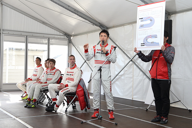 ステージ2の前の座学講習でサーキットの走り方について説明する松田選手