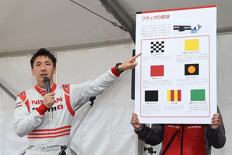 ステージ2の前の座学講習でサーキットの走り方について説明する松田選手