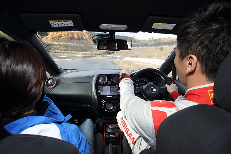 同乗走行ではコースについてのレクチャーを受ける。ここで一番注意しなければいけないのは、プロドライバーがステアリングを握る助手席に座るという貴重な体験に興奮してしまい、説明が頭に入らないということなのかもしれない