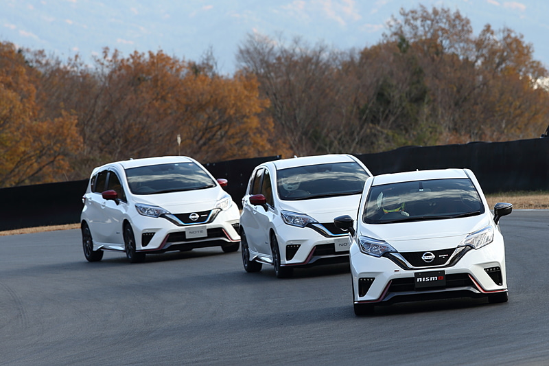 先導走行の様子。コーナーのラインの取り方やブレーキングポイントなど、先導車の走りをトレースして走ることが主な目的となる