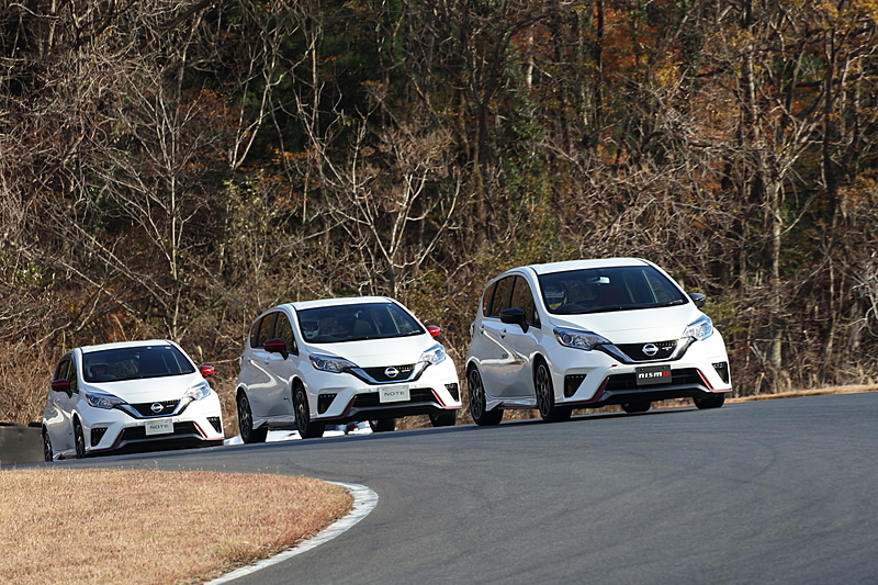 先導走行の様子。コーナーのラインの取り方やブレーキングポイントなど、先導車の走りをトレースして走ることが主な目的となる