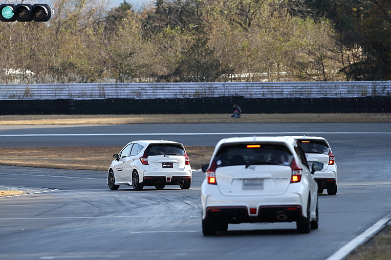 先導走行の様子。コーナーのラインの取り方やブレーキングポイントなど、先導車の走りをトレースして走ることが主な目的となる