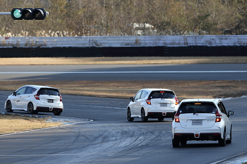 先導走行の様子。コーナーのラインの取り方やブレーキングポイントなど、先導車の走りをトレースして走ることが主な目的となる