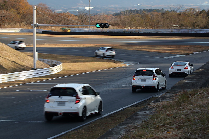 先導走行の様子。コーナーのラインの取り方やブレーキングポイントなど、先導車の走りをトレースして走ることが主な目的となる