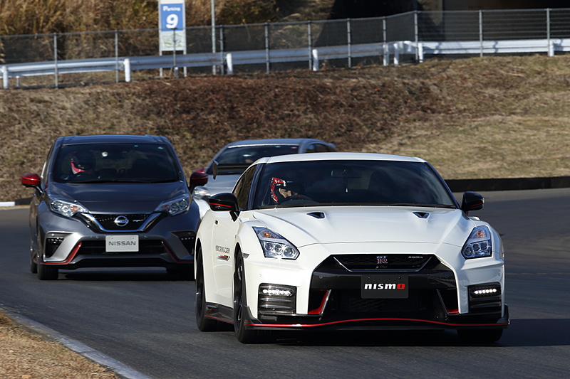 先導走行の様子。コーナーのラインの取り方やブレーキングポイントなど、先導車の走りをトレースして走ることが主な目的となる