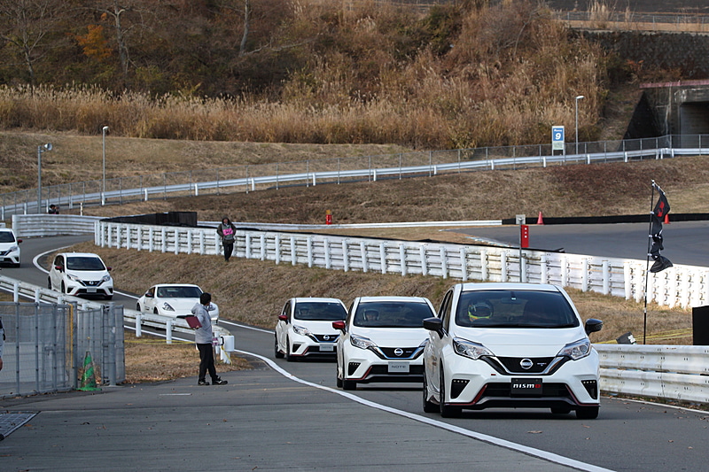 先導走行の様子。コーナーのラインの取り方やブレーキングポイントなど、先導車の走りをトレースして走ることが主な目的となる