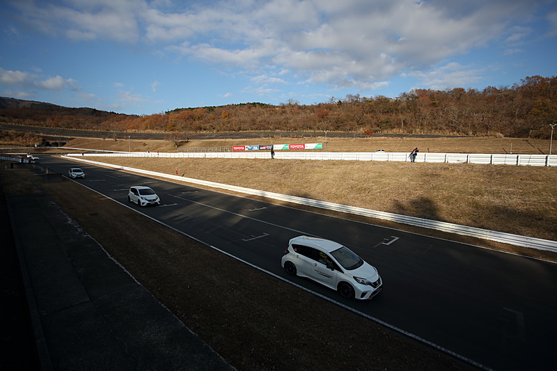 先導走行の様子。コーナーのラインの取り方やブレーキングポイントなど、先導車の走りをトレースして走ることが主な目的となる