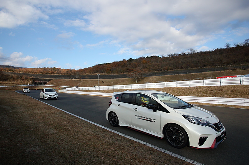 先導走行の様子。コーナーのラインの取り方やブレーキングポイントなど、先導車の走りをトレースして走ることが主な目的となる