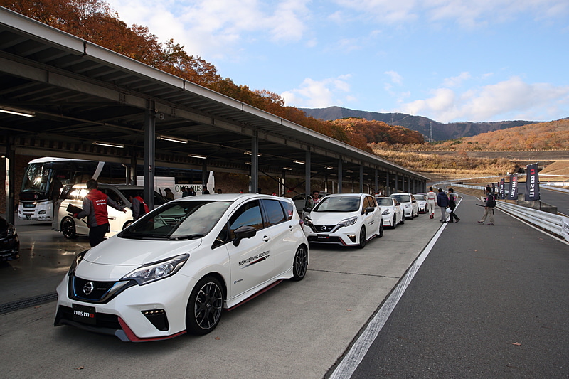 NISMOドライビングアカデミーのステージ2では、サーキット走行をプロドライバーの隣で体感できる貴重な機会が得られる