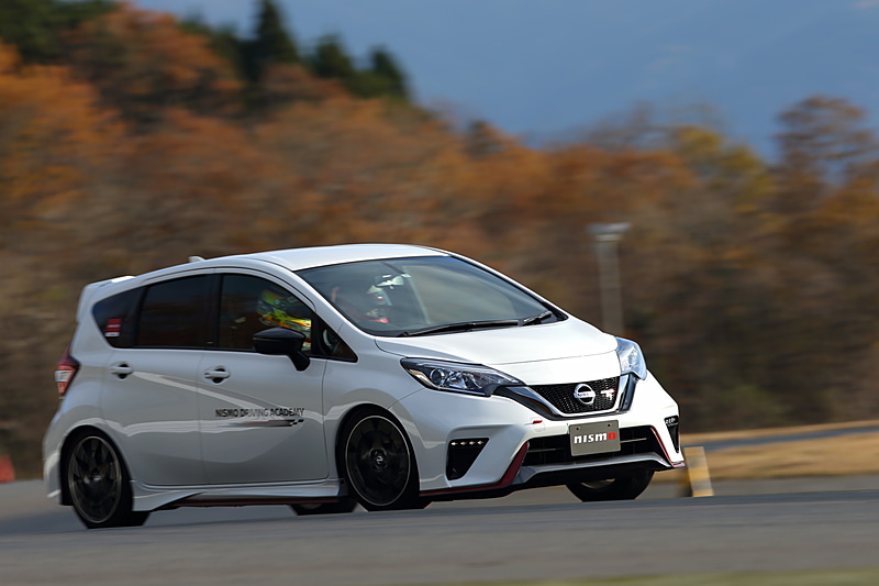 レーシングスピードでの同乗走行は、今回の体験会では車種がランダムに決められていたが、通常のNISMOドライビングアカデミーのプログラムでは、できるだけ参加者の車両と駆動方式や車種が近い車両に同乗できるようにしているとのこと