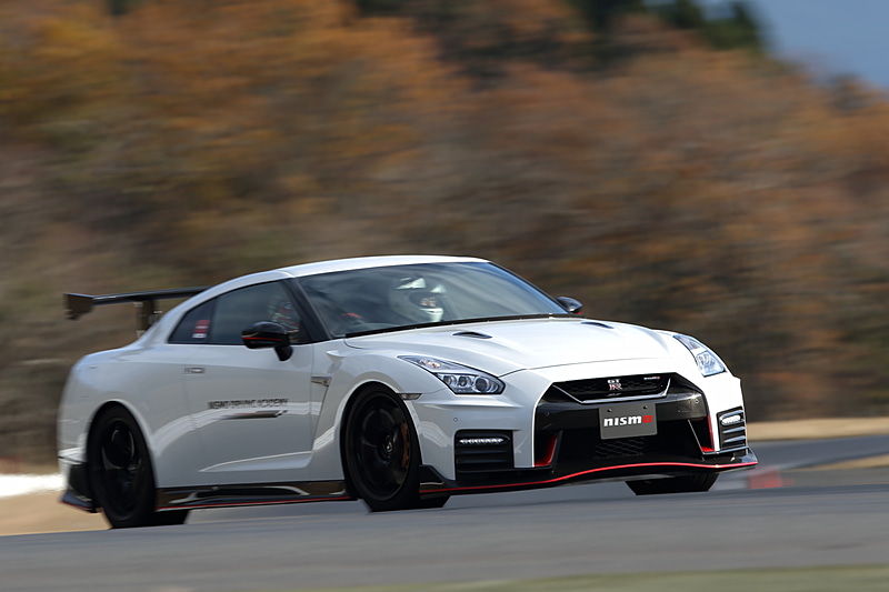 レーシングスピードでの同乗走行は、今回の体験会では車種がランダムに決められていたが、通常のNISMOドライビングアカデミーのプログラムでは、できるだけ参加者の車両と駆動方式や車種が近い車両に同乗できるようにしているとのこと