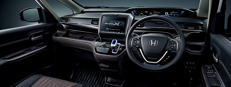 ブラック＆モカカラーのインテリアではピアノブラック調のインテリアパネルなどを採用