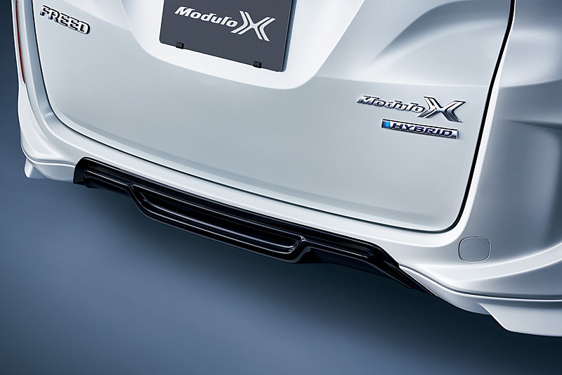 旋回性能の向上、直進安定性の向上を目的に空力パーツを開発。リアロアスカートはセンター付近をフラットにし、左右タイヤに近い部分を3次元的に立たせる形状を採用