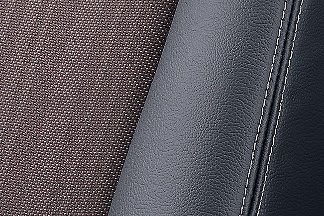 シート表皮はプライムスムースとファブリックのコンビネーション（ブラック＆モカカラー）