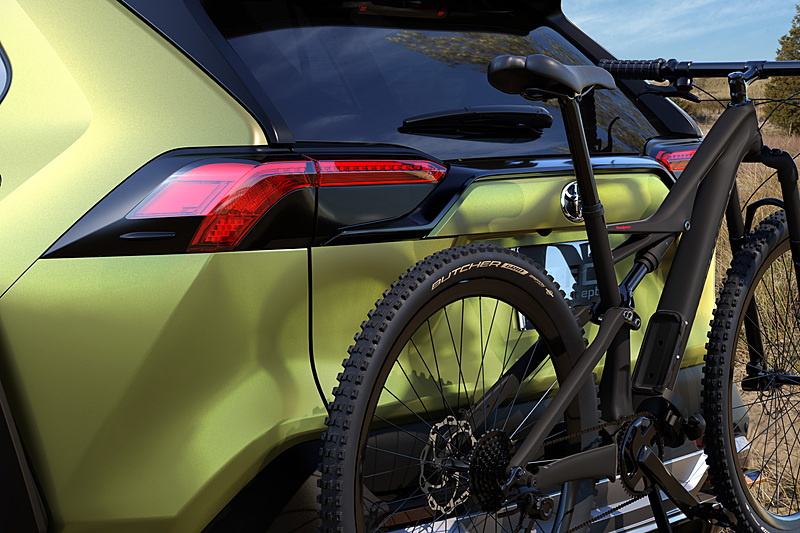 マウンテンバイク搭載用に、格納可能なラックをリヤに装備