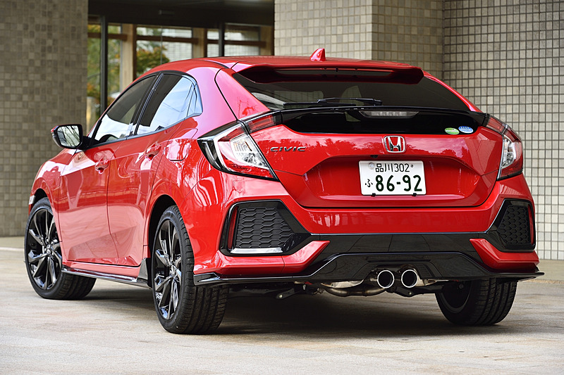「フレームレッド」のシビック ハッチバック（試乗車は6速MT。MT、CVTとも価格は280万440円）