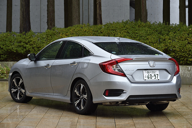 「ルナシルバー・メタリック」のシビック セダン（CVTのみで価格は265万320円）