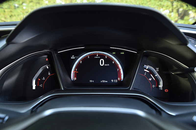 7インチの液晶パネルを用いたメーターパネルは、外周部分をタコメーターとして、内側に車速を数字で表示する