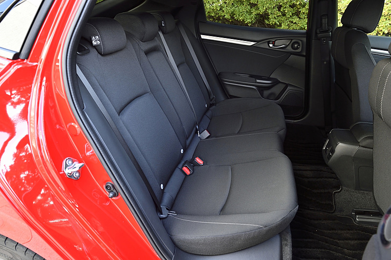 内装色はブラックのみ。フロントシートの座面中央にはアクセント素材が使われている