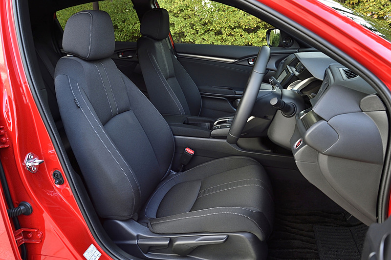 内装色はブラックのみ。フロントシートの座面中央にはアクセント素材が使われている