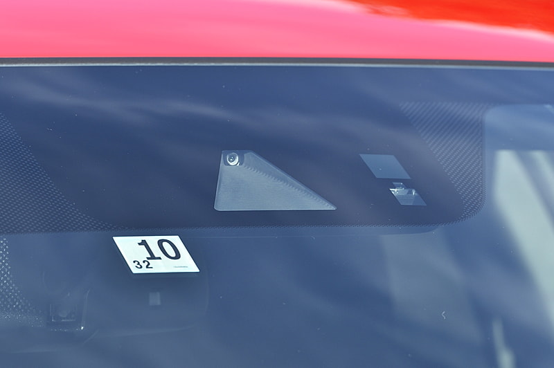 「単眼カメラ」と「ミリ波レーダー」で車両前方の状況を検知し、各種先進安全機能を働かせるホンダセンシングは、6速MT車も含めてハッチバック/セダンの全車に標準装備。ACCの渋滞追従機能はCVT車専用