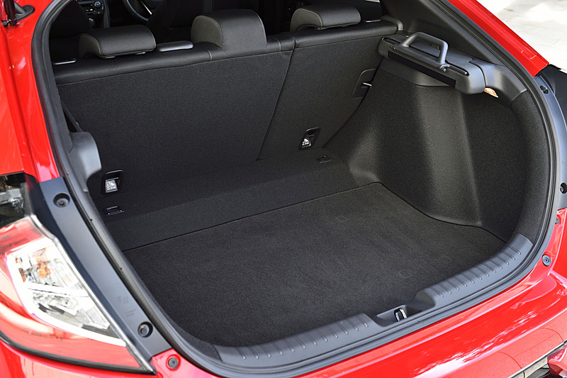 ハッチバックのラゲッジスペース容量は420L