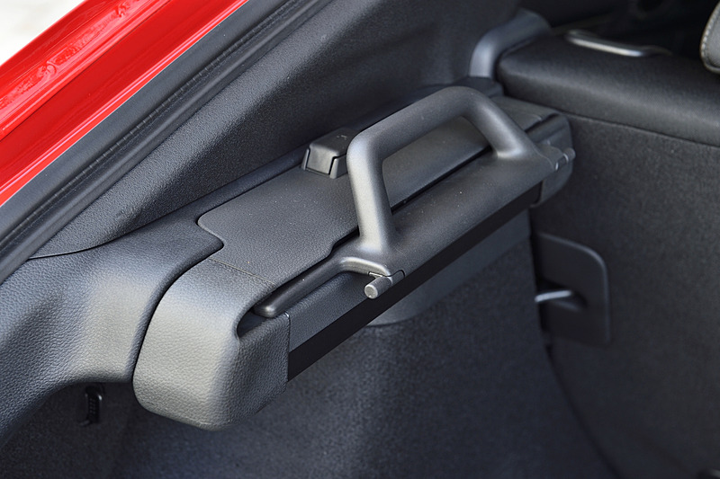 世界初の装備となる「カーゴエリアカバー」は、ラゲッジスペースの左右どちらにもベースを固定できる巻き取り式のトノカバー