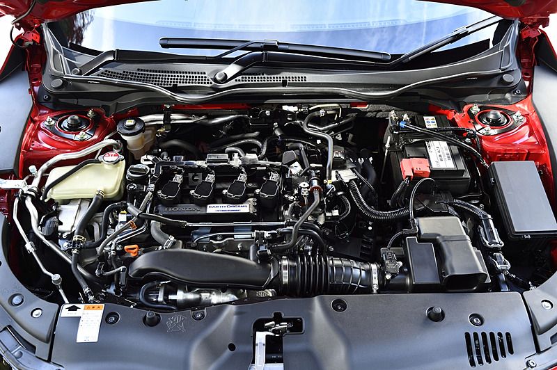 ハッチバック 5速MT車の「L15C」型直列4気筒DOHC 1.5リッター直噴ガソリンVTECターボエンジン。最高出力134kW（182PS）/5500rpm、最大トルク240Nm（24.5kgm）/1900-5000rpmを発生