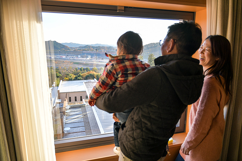 響いてくるエンジン音が気になる様子の和奏