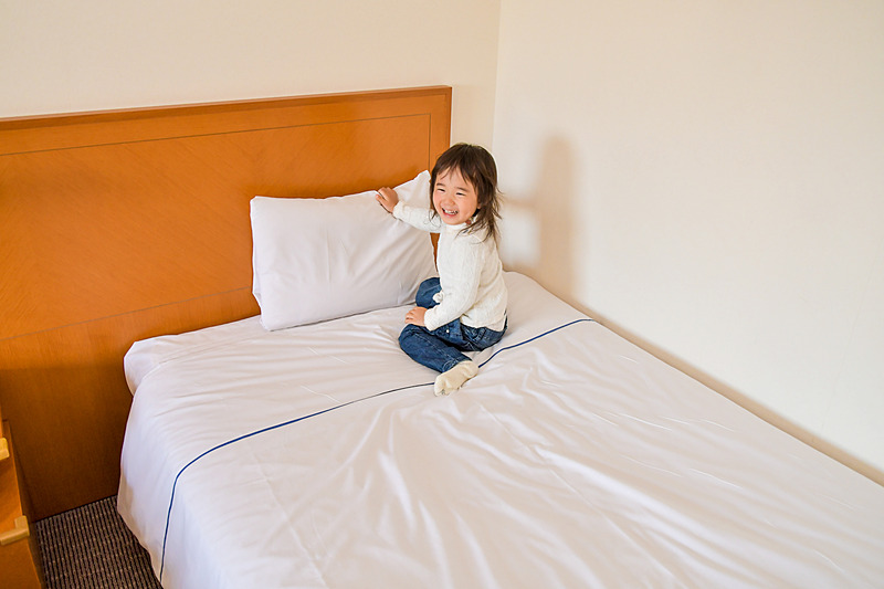 フッカフカのベッドではしゃいだり、のんびりと本を読んで過ごしたり、ゆったりと贅沢な時間を過ごすことができる