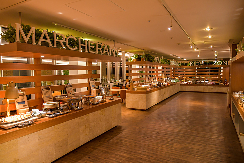 森の中の市場のような店内は、和・洋・中とさまざまなお料理が並ぶ