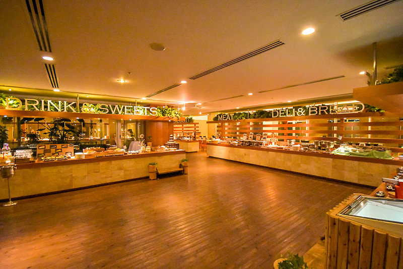 森の中の市場のような店内は、和・洋・中とさまざまなお料理が並ぶ