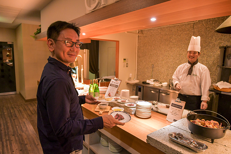 ピザとお肉をゲットして満足そう