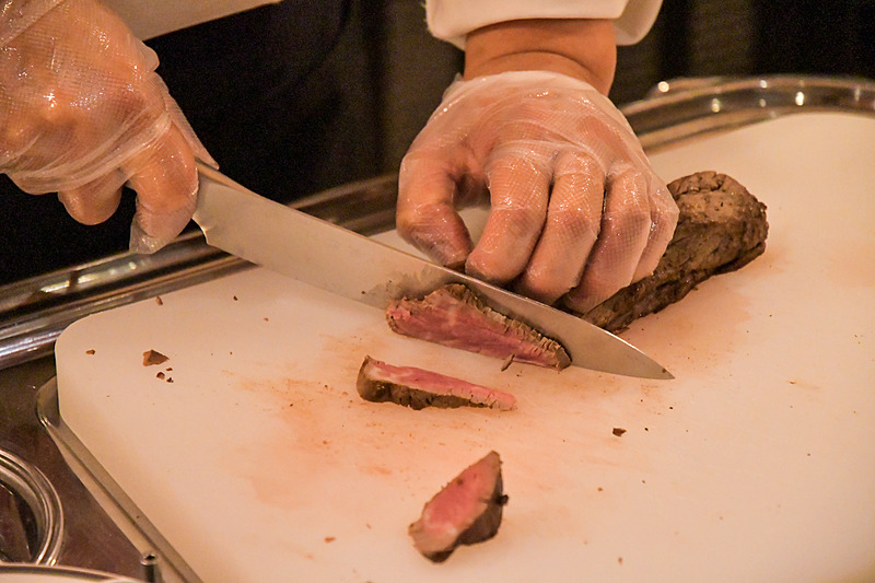 ツインリンクもてぎ20周年記念メニューの牛フィレ肉の石窯ローストは、シェフが目の前で切り分けてくれる