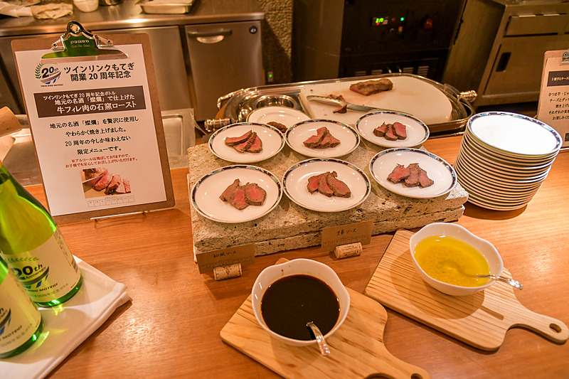 ツインリンクもてぎ20周年記念メニューの牛フィレ肉の石窯ローストは、シェフが目の前で切り分けてくれる