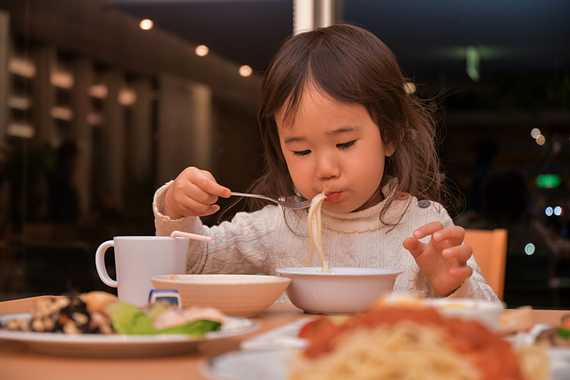 モリモリとご飯を食べる和奏