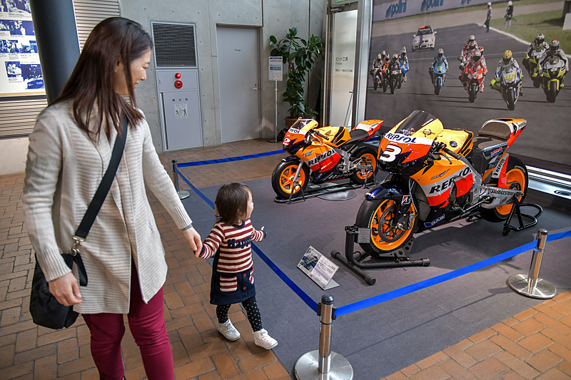 クルマだけでなく、バイクやASIMO誕生に至るまでのロボット開発の歴史などについての展示もされている