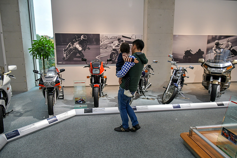 クルマだけでなく、バイクやASIMO誕生に至るまでのロボット開発の歴史などについての展示もされている