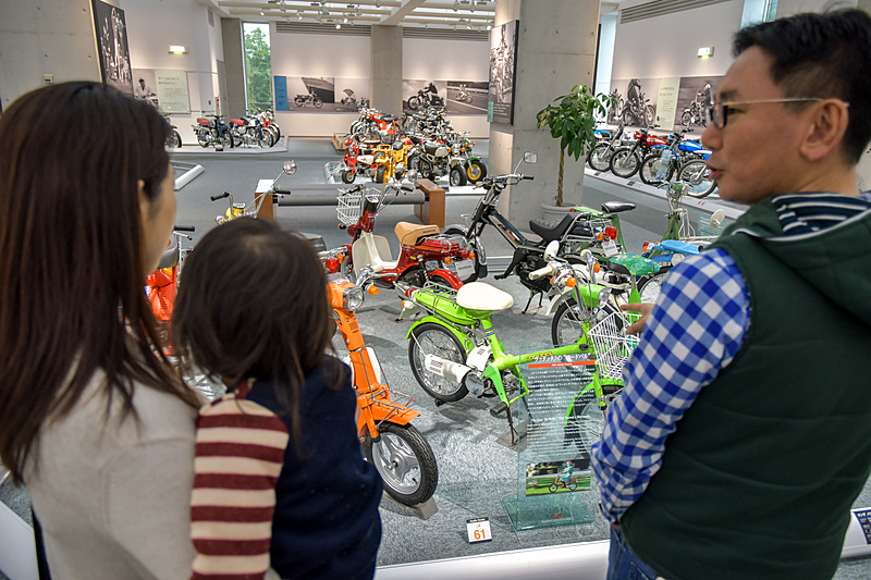 クルマだけでなく、バイクやASIMO誕生に至るまでのロボット開発の歴史などについての展示もされている