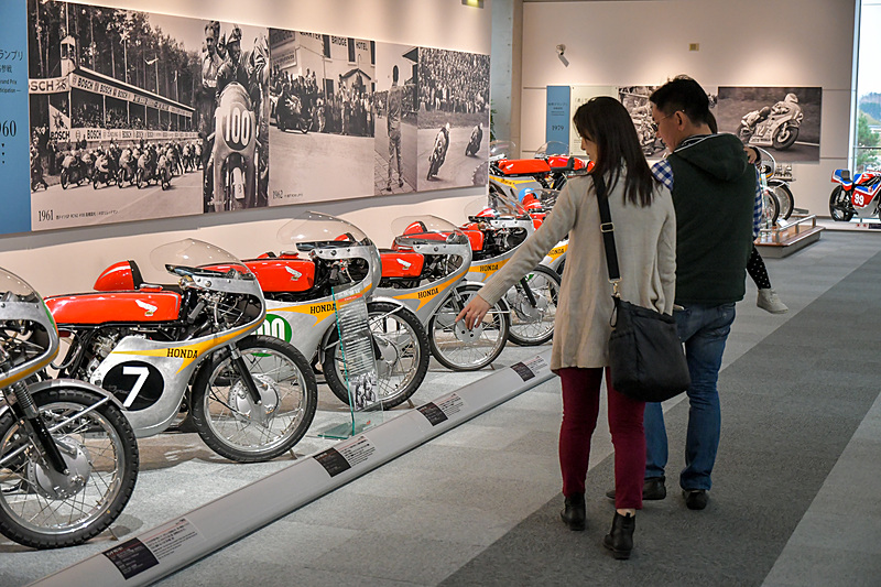 クルマだけでなく、バイクやASIMO誕生に至るまでのロボット開発の歴史などについての展示もされている