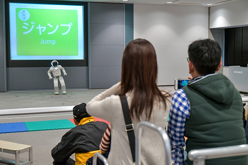 ジャンプするASIMO