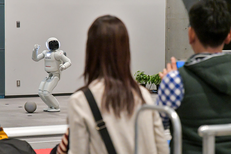 ボールを蹴るASIMO