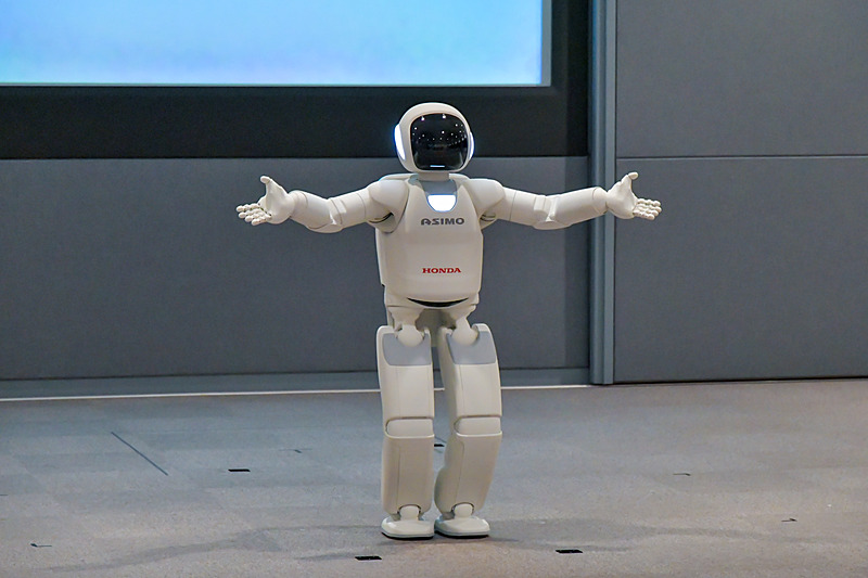 1日に2回ほど開催される、ホンダが開発した人型ロボット「ASIMO」のスーパーライブ