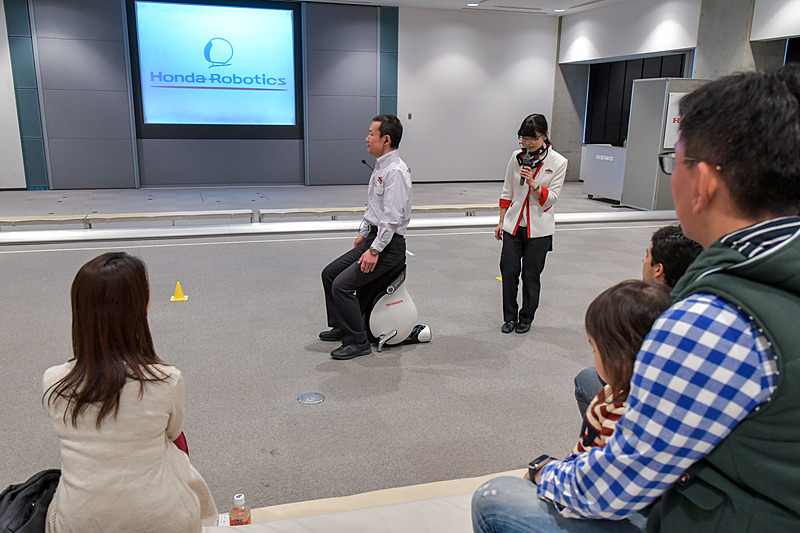 ハンドルもアクセルもブレーキもないけれど、右へ左へ自由自在