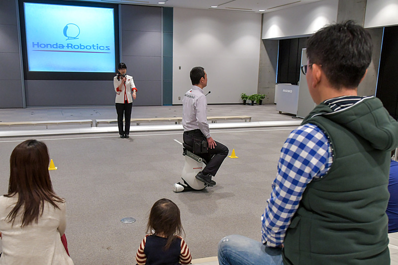 ハンドルもアクセルもブレーキもないけれど、右へ左へ自由自在