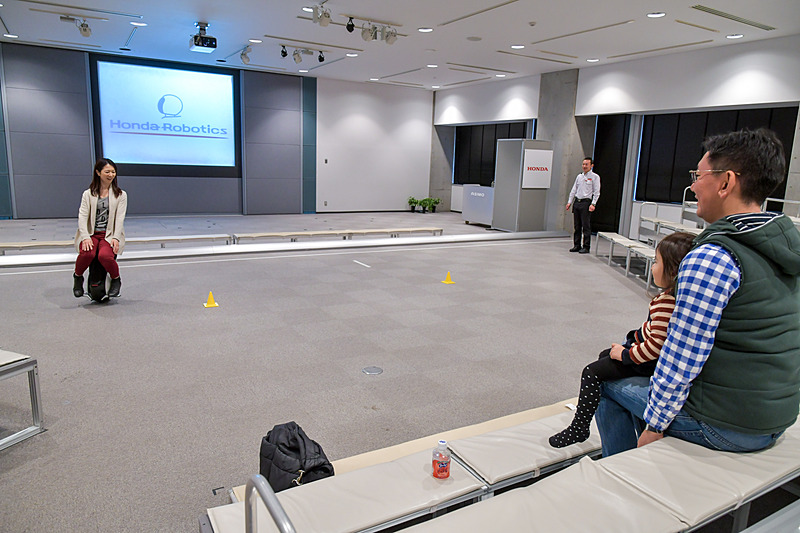 最初はぎこちない動きでも、コツをつかめば8の字走行も簡単！