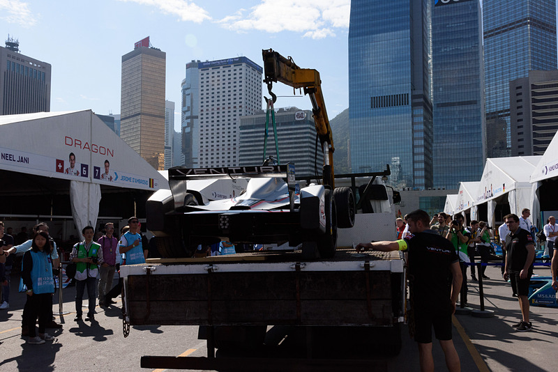 ピットウォーク最中に4号車が運ばれてきた