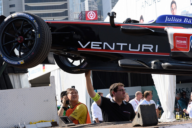 吊り下げ作業が始まった